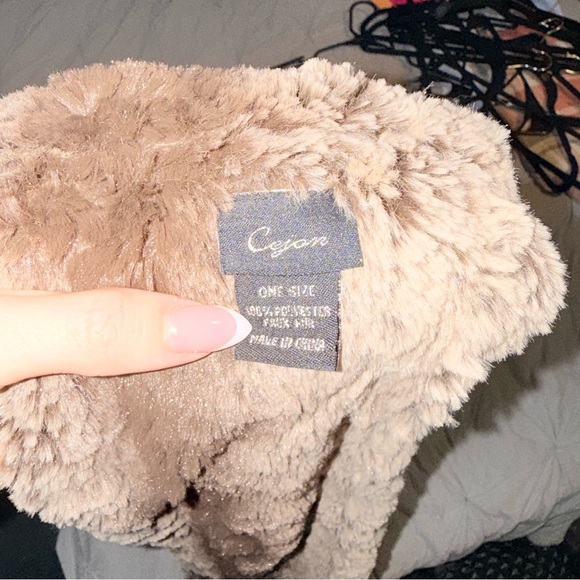 Cejon | Luxurious Faux Fur Scarf in Brown - Picture 3 of 3